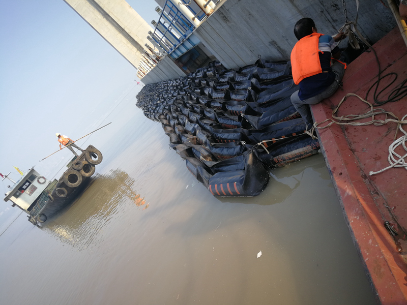 長江三峽圍油欄安裝現場